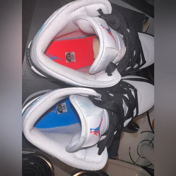 Air Jordan 1 Mids 6.5Y